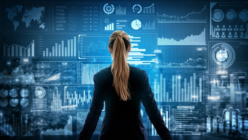 Frau vor interaktivem Dashboard