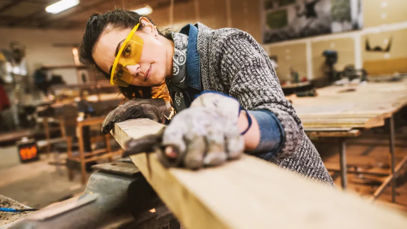 Frau bearbeitet Holz