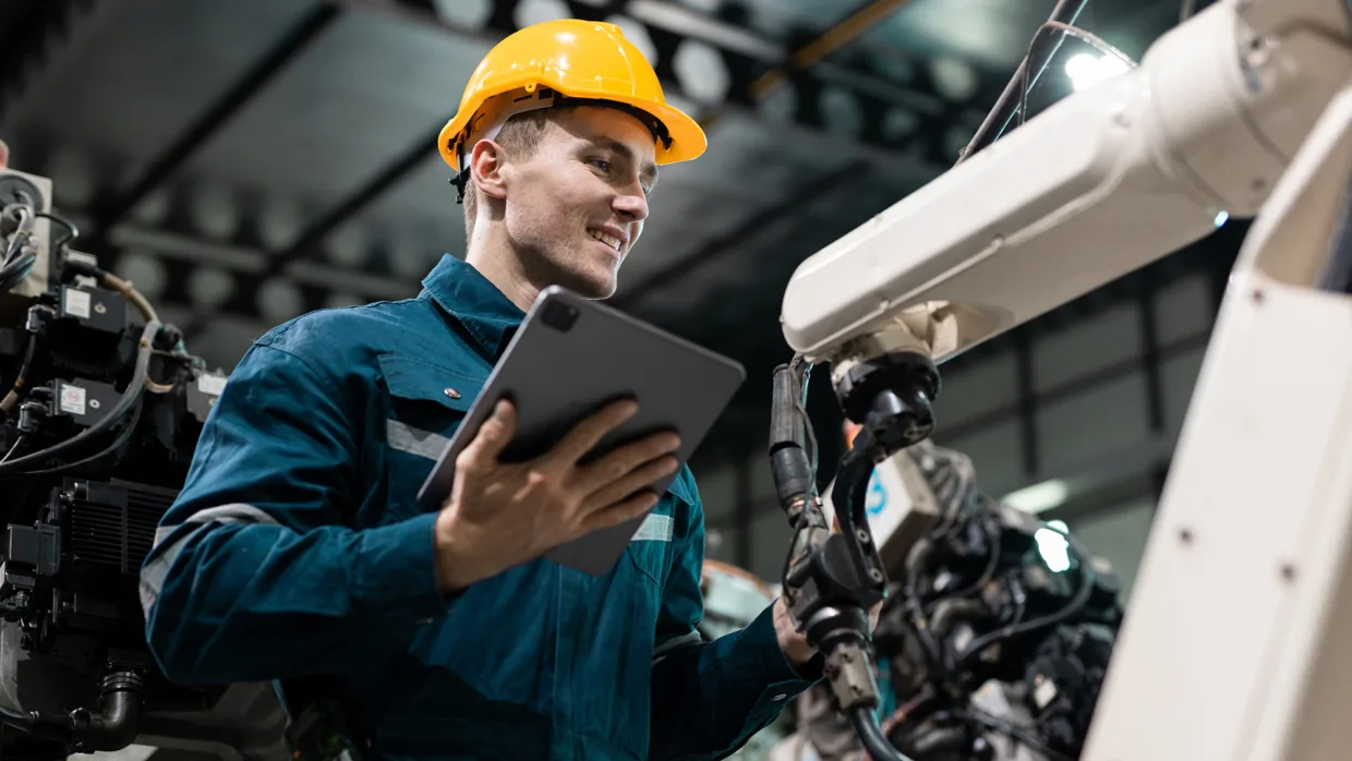 Person vor einem Roboterarm