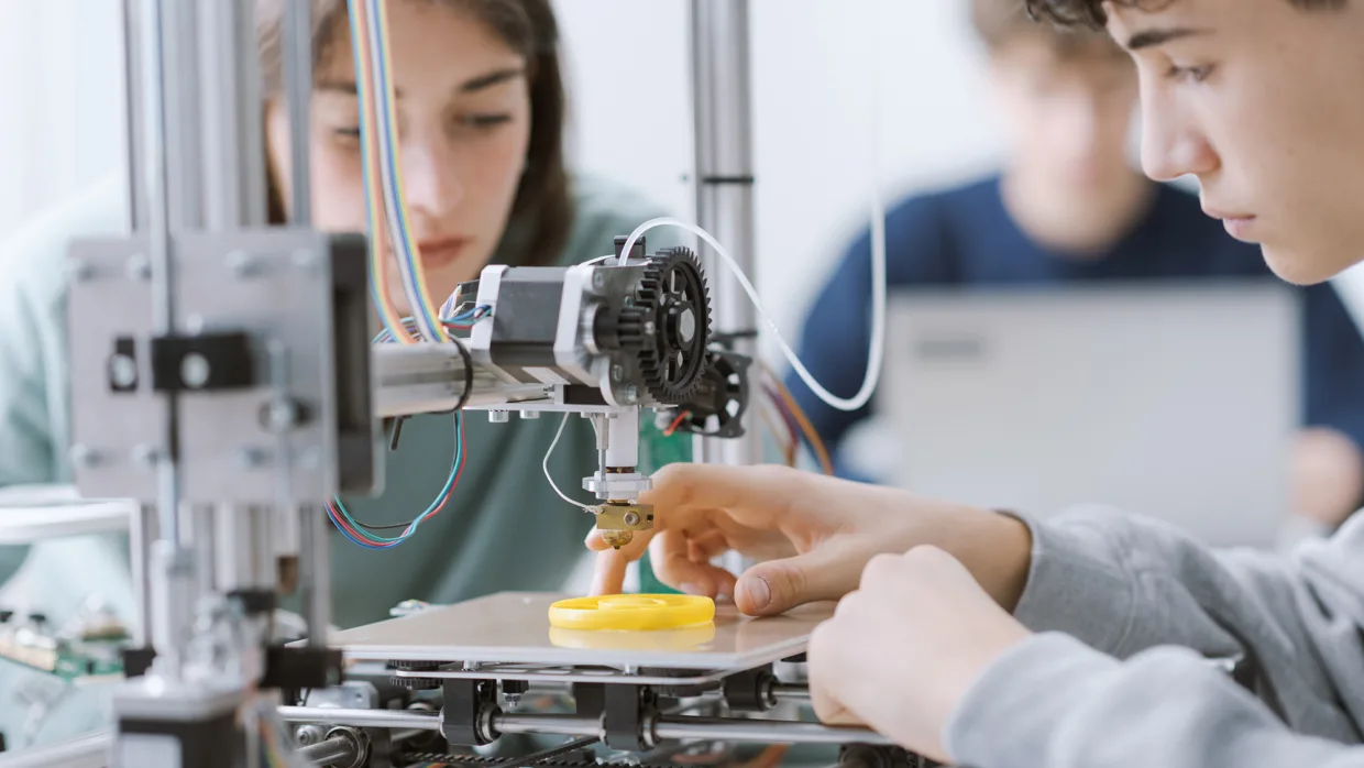 Studenten mit 3D-Drucker